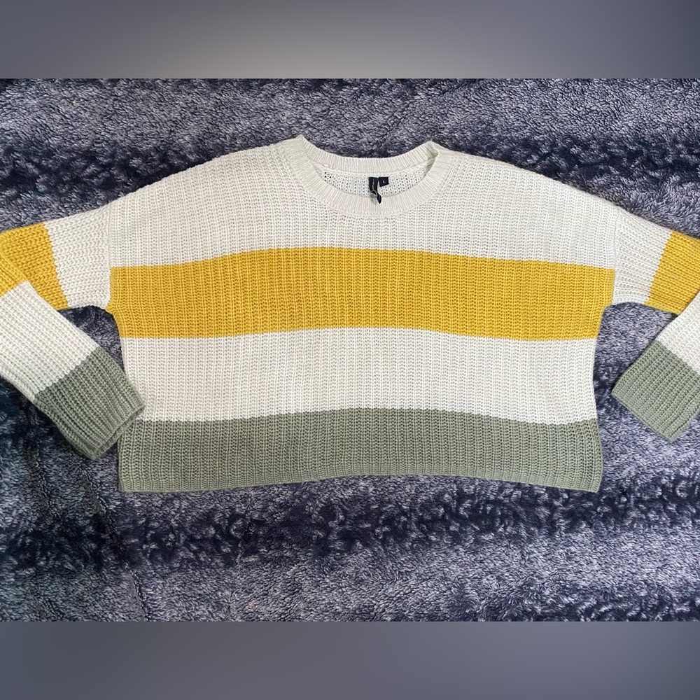 Moon & Madison Women’s Large Striped Long Sleeve Cropped Knit Sweater